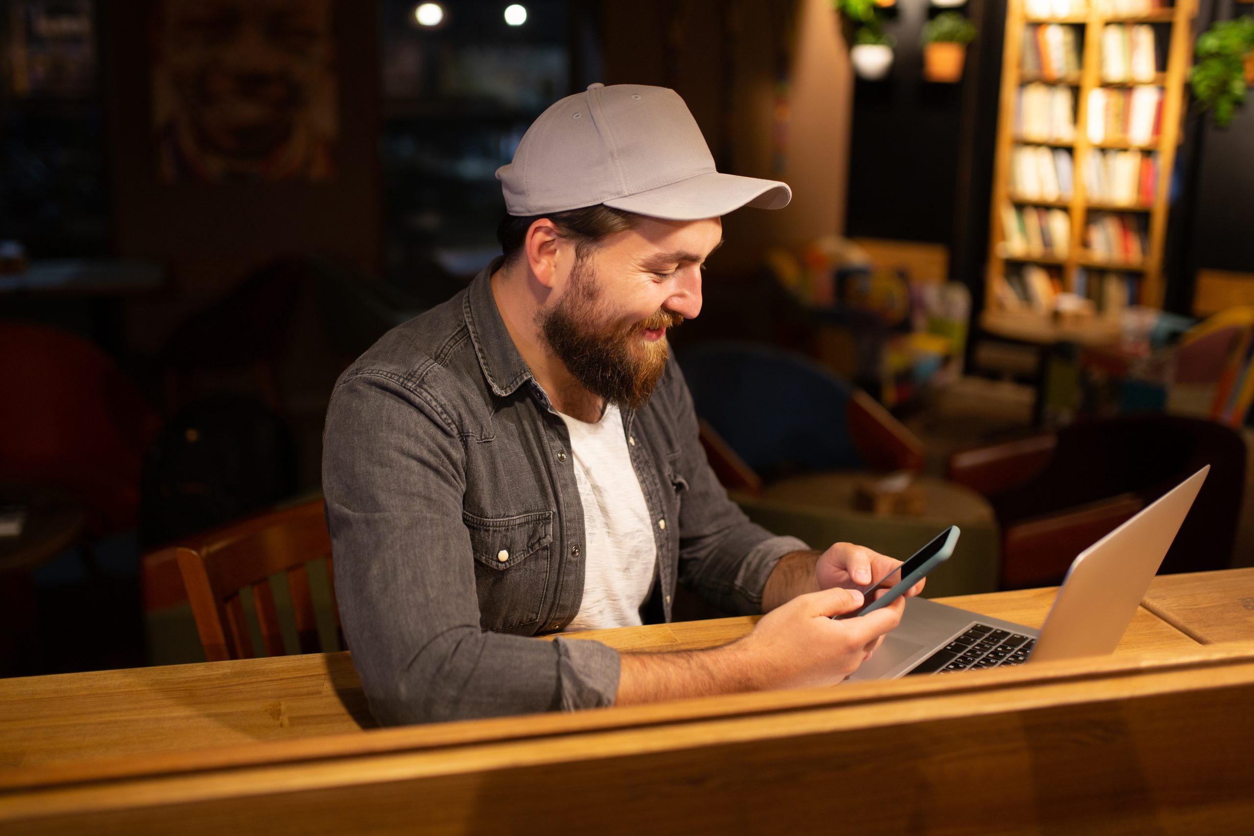 propriétaire de bureau de tabac utilisant un ordinateur pour créer un site web