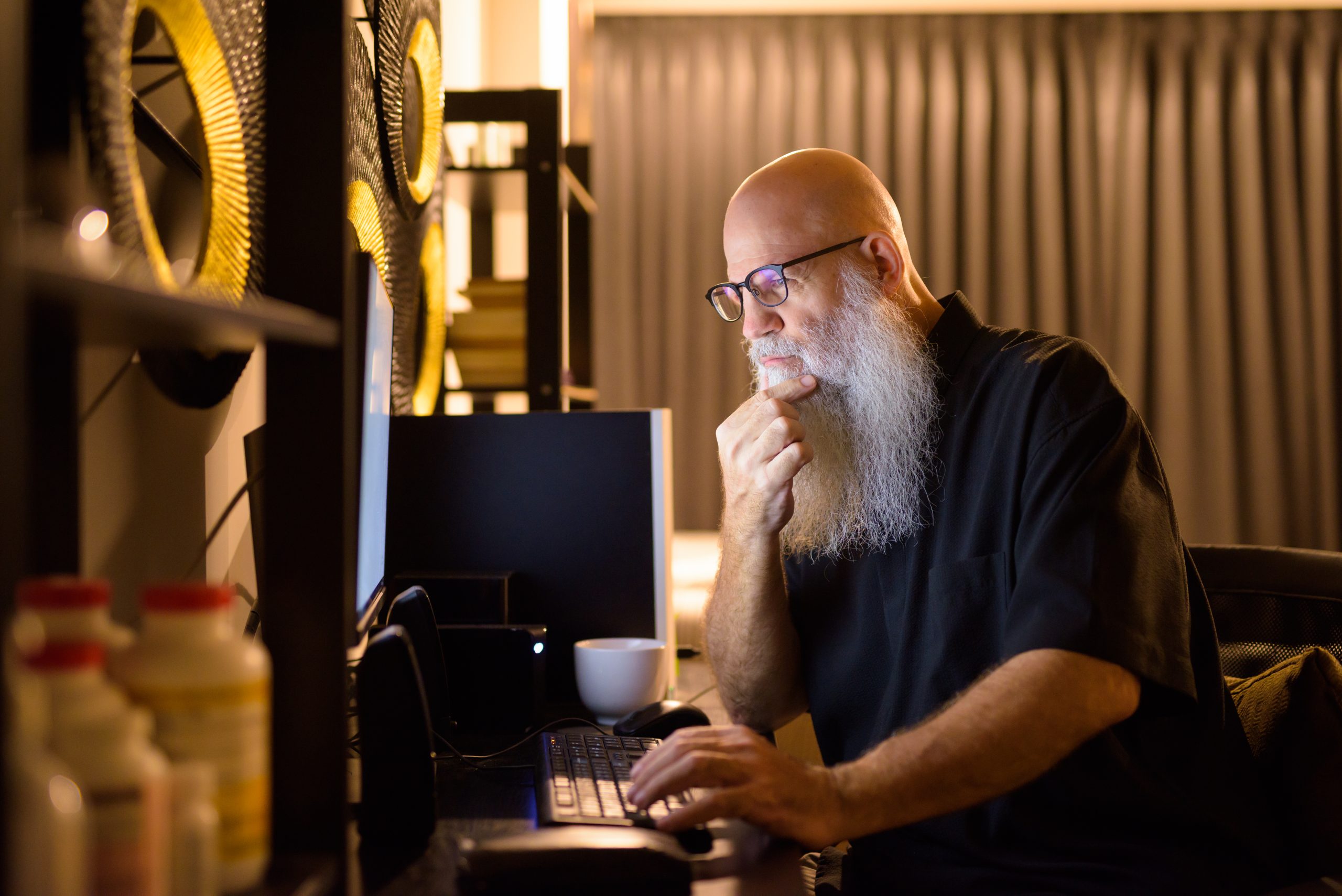 Propriétaire de bureau de tabac travaillant sur ordinateur pour création site internet
