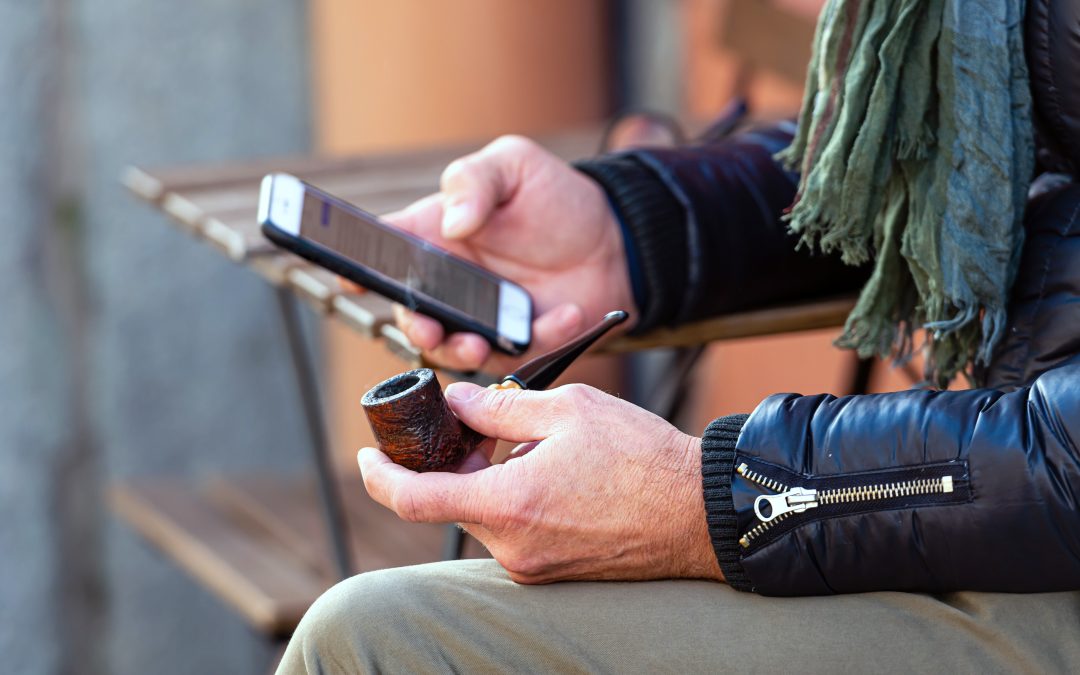 buraliste utilisant les réseaux sociaux en action