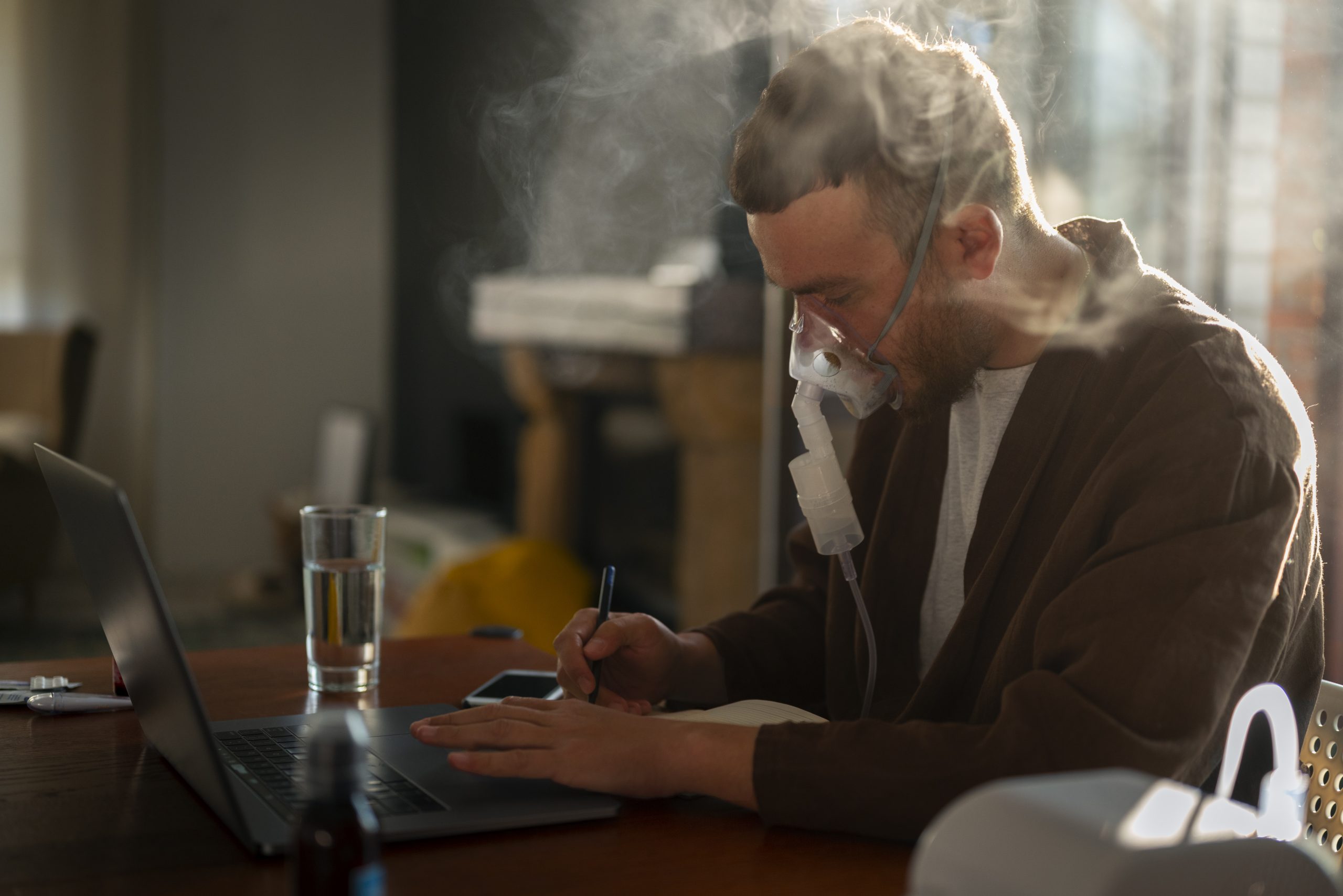 buraliste travaillant sur le marketing digital