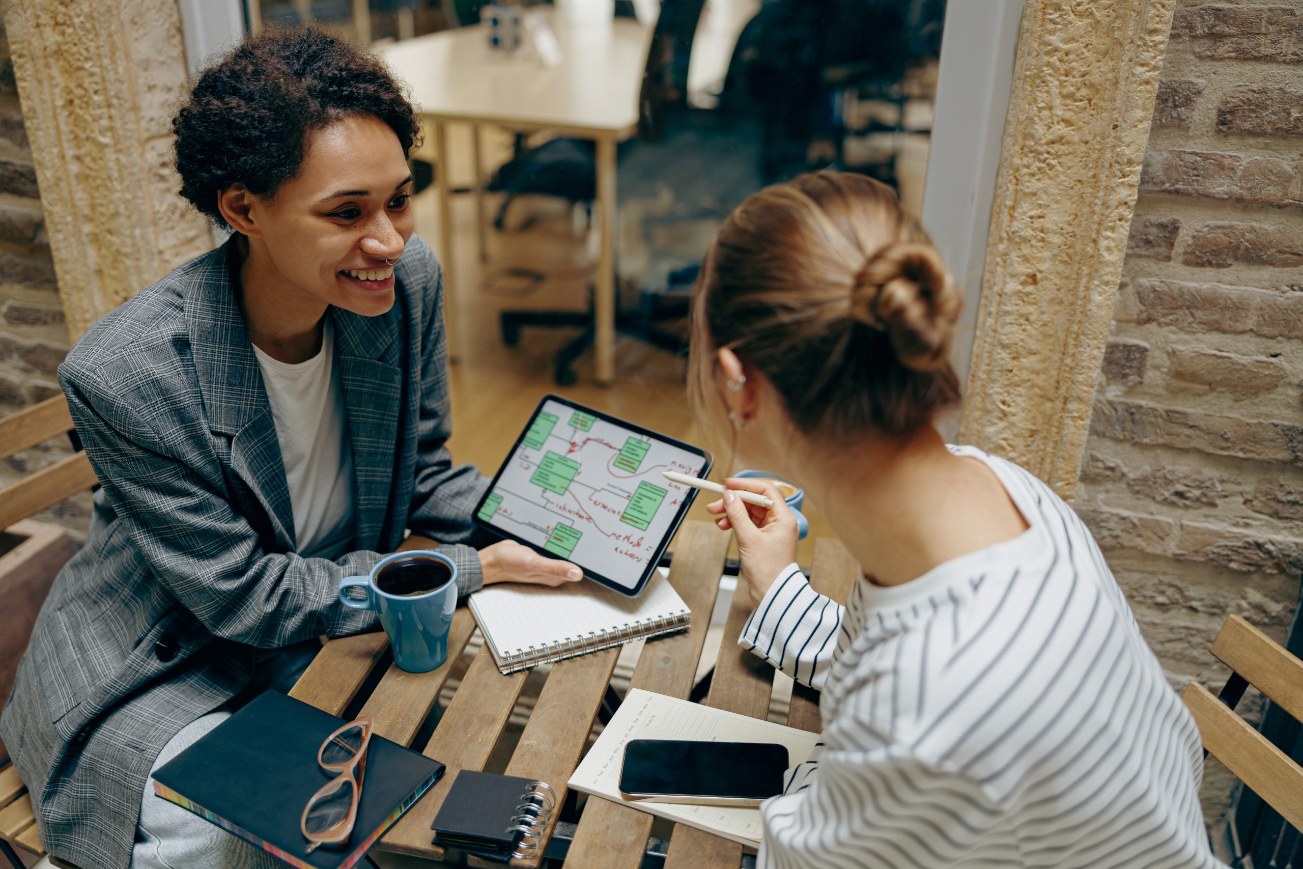consultant SEO aidant un commerce local à Marseille