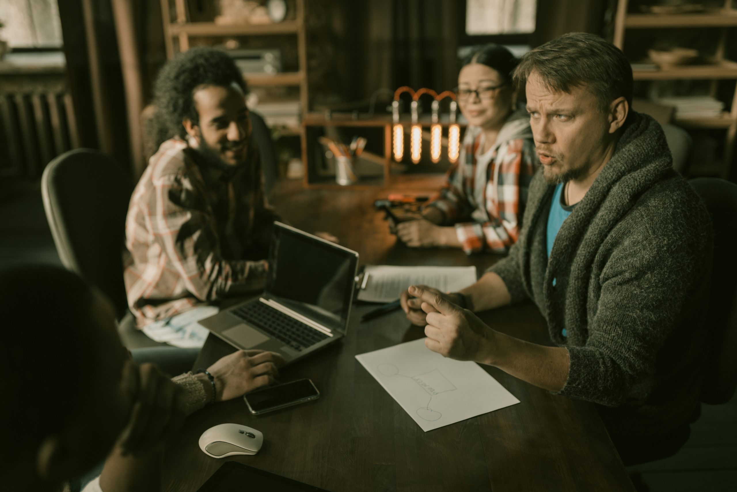 Réunion de conseil pour création de site internet de buraliste en action